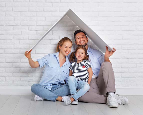 Familie im trockenen Zuhause